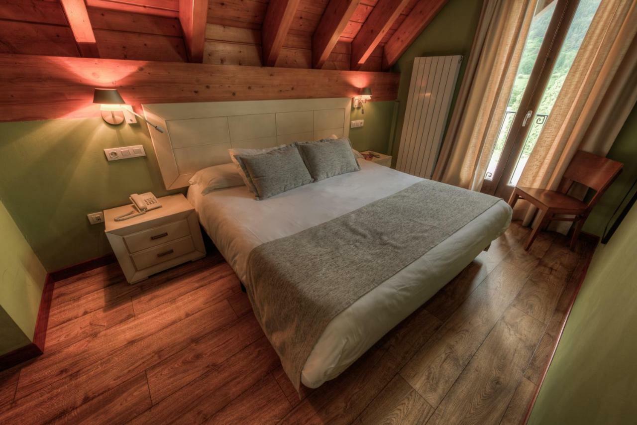 Apartahotel Tres Quinones Sallent De Gallego Luaran gambar
